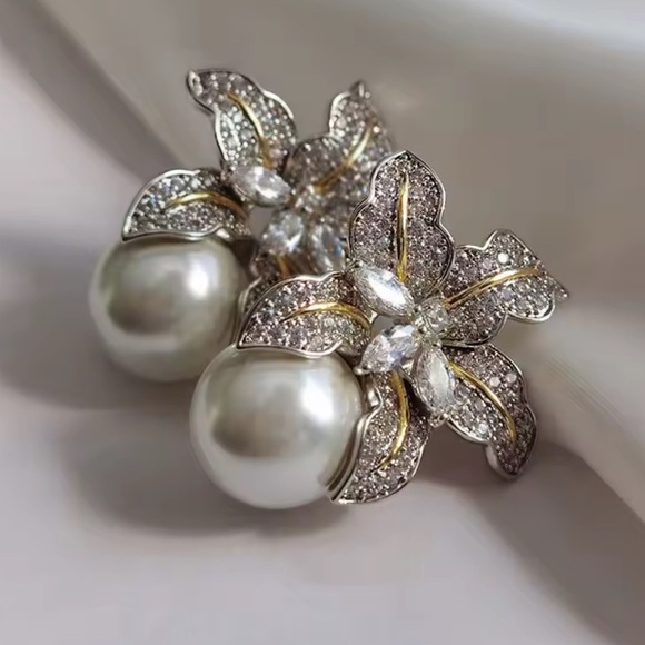 Luxury Pearl Flower Earrings – Crystal Bloom Studs, Elegant Bridal Statement - Picture 4 of 12